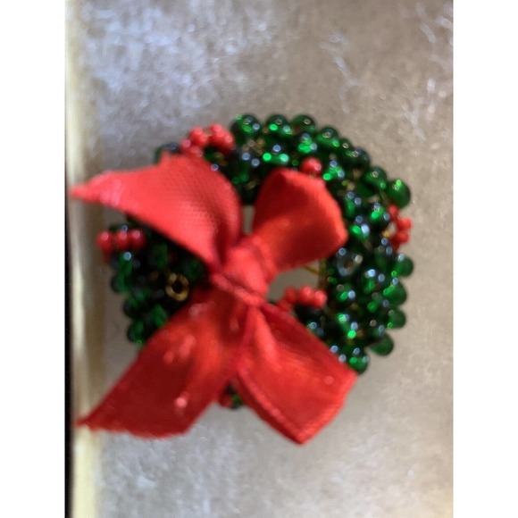 Hand beaded Hand Wired Christmas Pin/ brooch Wreath - Picture 5 of 6